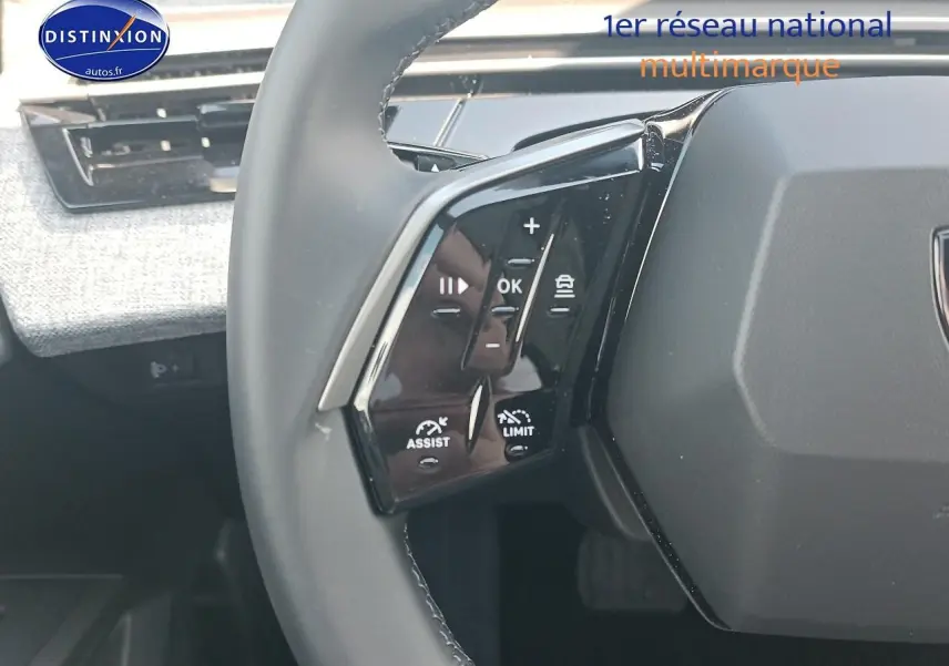 Gros plan sur le volant multifonction noir du Peugeot 3008 1.2 hybrid 145 allure 2025 avec commandes de régulateur et assistance.
