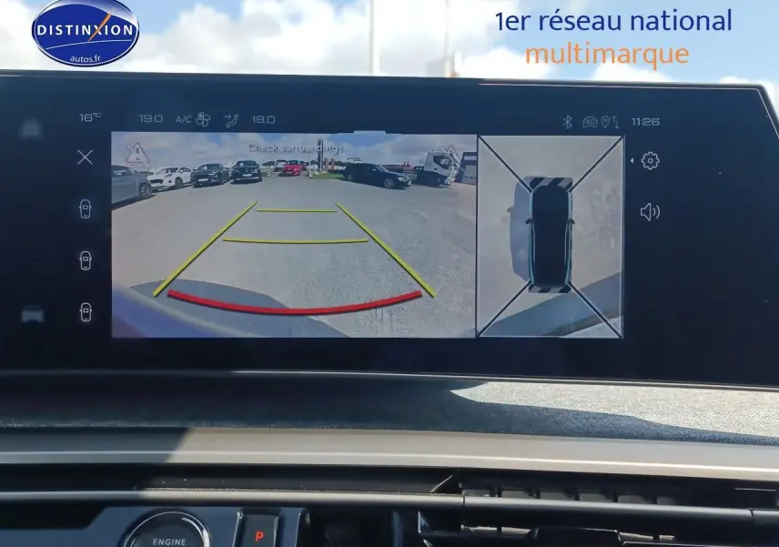 Écran tactile intérieur du Peugeot 3008 bleu 2025 montrant la caméra de recul et vue 360° du véhicule en stationnement.