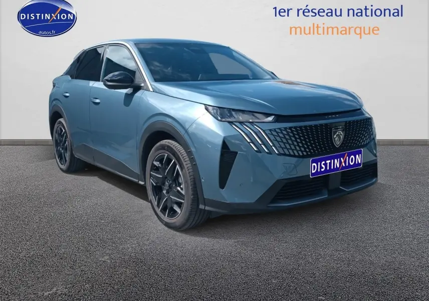 Peugeot 3008 bleu en 3/4 avant droit, avec calandre distinctive et jantes alliage noires.
