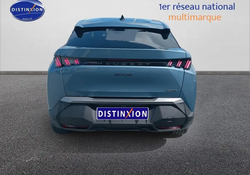 Vue arrière d’un Peugeot 3008 hybride bleu 2025 avec feux arrière LED et becquet noir.