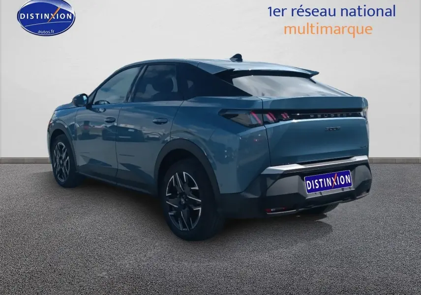 Peugeot 3008 bleu en 3/4 arrière droit, avec feux arrière LED et jantes alliage distinctives.