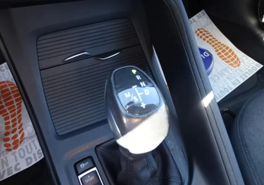 Le levier de vitesses automatique noir de la BMW X1 sDrive 18d, vue rapprochée de la console centrale.