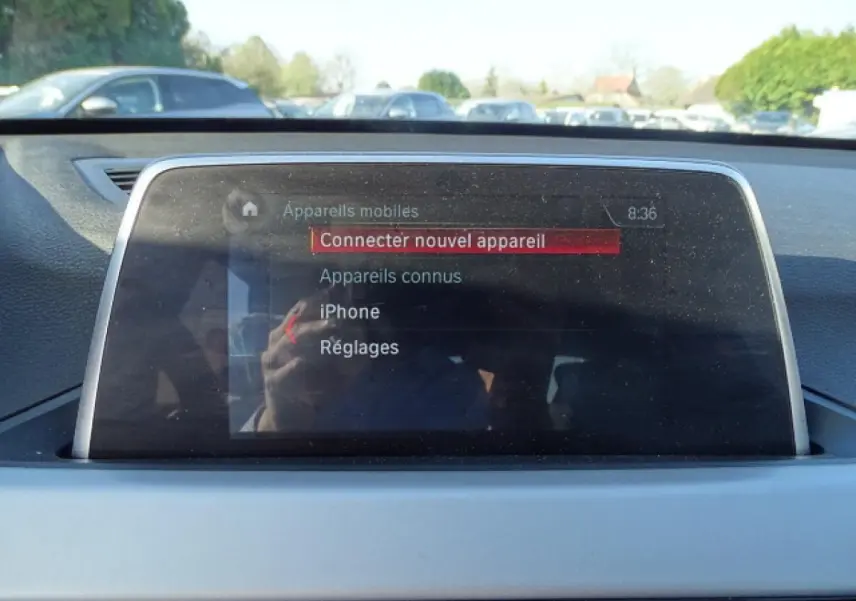 Écran central du système de navigation BMW X1 sDrive 18d 2017 affichant le menu de connexion Bluetooth.