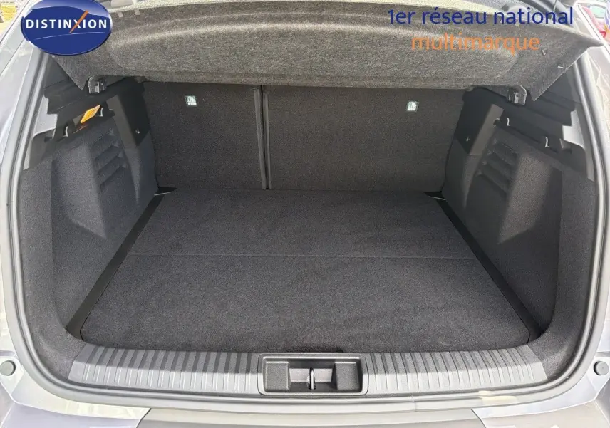 Coffre ouvert vu de l'arrière d'une Renault Symbioz gris cassiopée métal, espace de chargement propre et spacieux.