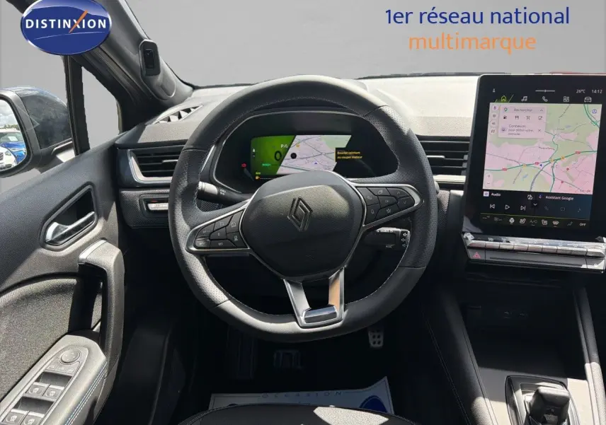 Vue intérieure centrée sur le volant Renault Symbioz gris, avec tableau de bord digital et écran tactile vertical.