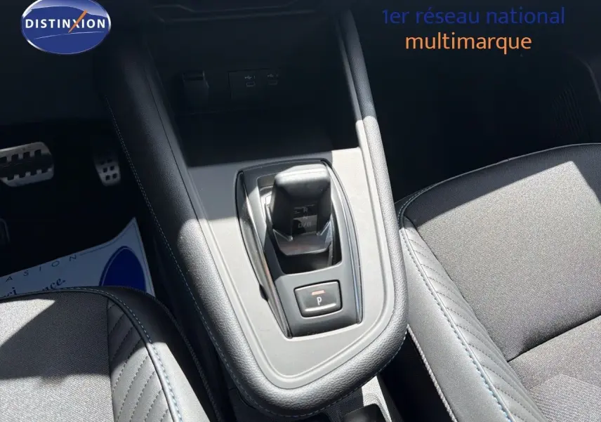 Vue rapprochée de la console centrale et levier de vitesse automatique du Renault Symbioz gris cassiopée métal.