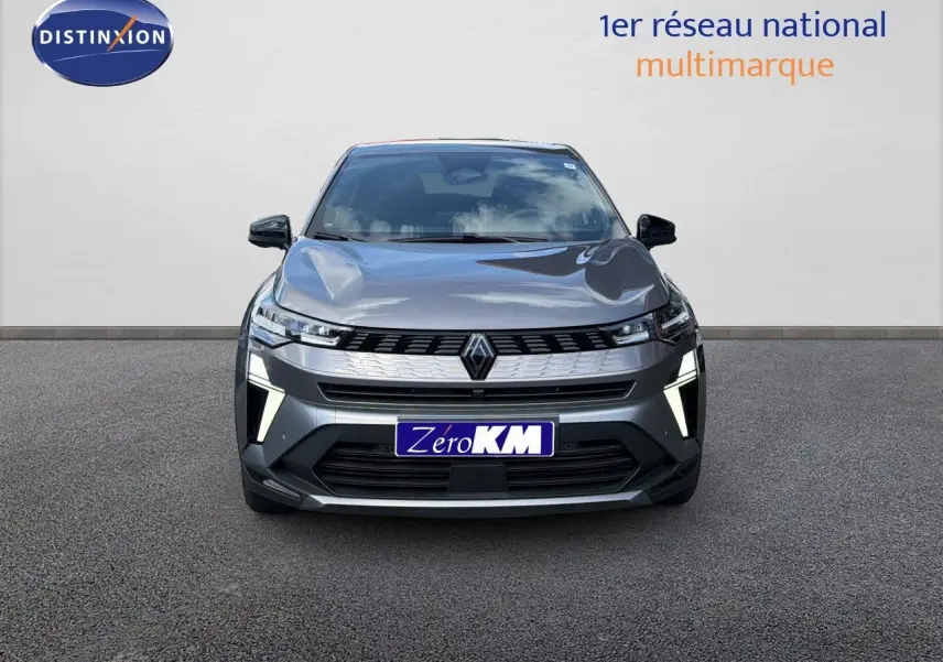Vue frontale du Renault Symbioz gris cassiopée métallisé avec feux LED distinctifs allumés sur fond neutre.