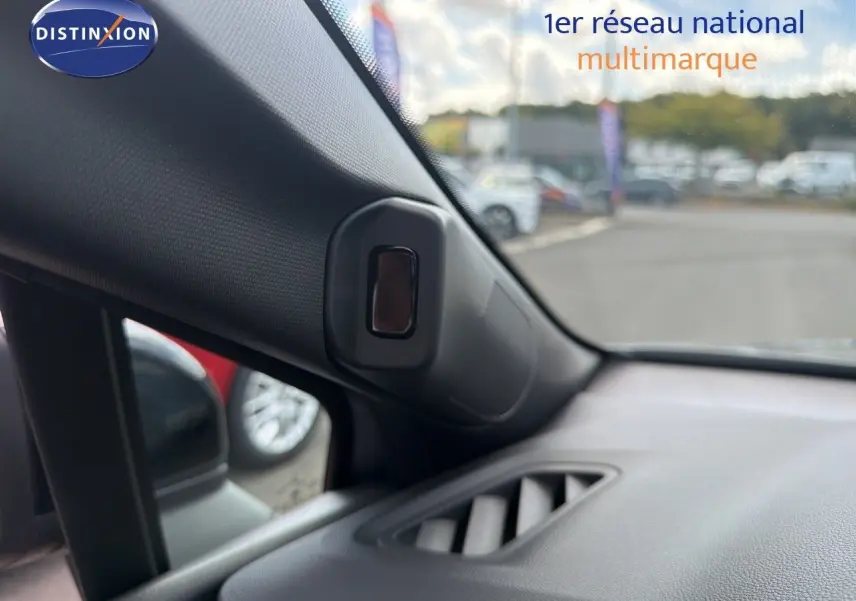 Détail intérieur côté gauche du tableau de bord gris cassiopée métal avec capteur et ventilation visible sur Renault Symbioz 2026.