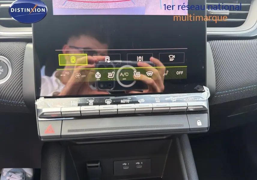 Vue rapprochée de l’écran tactile et des commandes de climatisation du Renault Symbioz gris cassiopée métal, intérieur moderne.