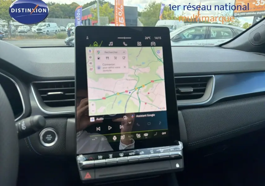 Vue intérieure centrée sur l'écran tactile vertical du tableau de bord d'une Renault Symbioz gris cassiopée, avec navigation affichée.