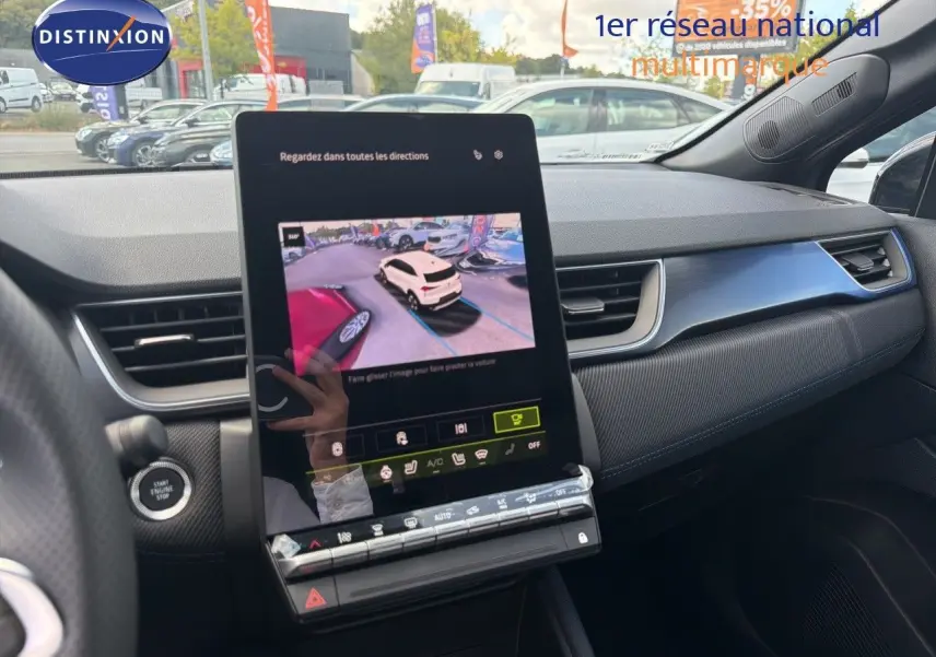 Intérieur de la Renault Symbioz 2026, vue du tableau de bord avec écran tactile central affichant la caméra 360, finition gris cassiopée métal.