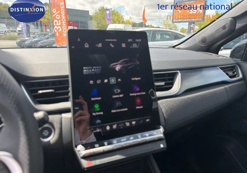 Vue intérieure centrée sur l'écran tactile vertical du tableau de bord d'une Renault Symbioz gris cassiopée métal.