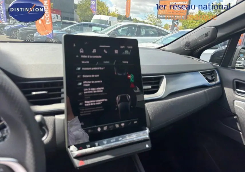 Vue intérieure du tableau de bord du Renault Symbioz gris cassiopée métal, avec écran tactile central et volant partiel visible.