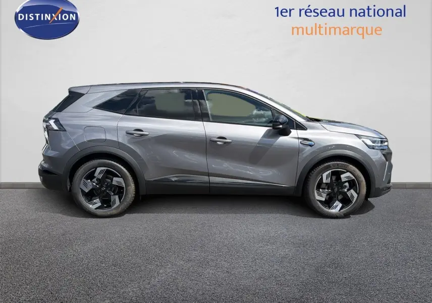 Vue de profil droit du Renault Symbioz gris cassiopée métal, soulignant ses jantes noires et son design moderne.