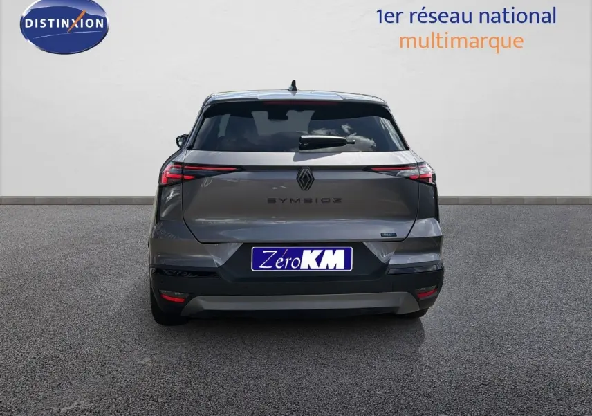 Vue arrière d'une Renault Symbioz gris cassiopée métal, mettant en valeur ses feux fins et son design épuré.