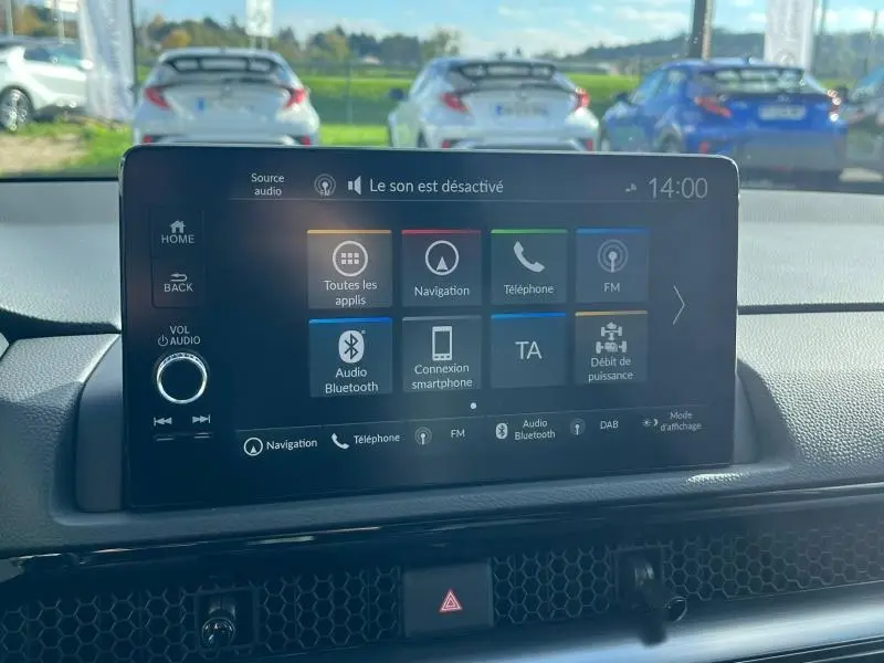 Écran tactile multifonction du tableau de bord du Honda CR-V 2024, vue intérieure avant avec lumière naturelle.