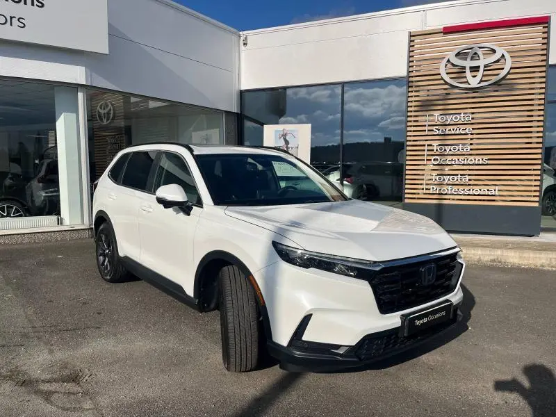 Vue 3/4 avant droite d'un Honda CR-V 2024 blanc Diamant Brillant Premium métallisé, avec calandre noire et jantes foncées.