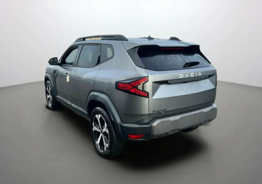 Vue 3/4 arrière gauche du Dacia Duster 2025 noir nacré avec jantes alliage et feux arrière LED distinctifs.