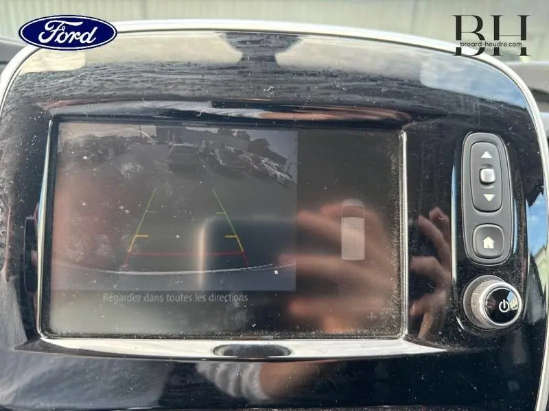 Écran de caméra de recul du Renault Trafic blanc glacier, avec commandes et affichage de guidage de stationnement.