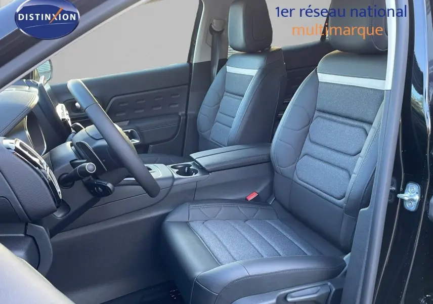 Intérieur avant du Citroën C5 Aircross noir perla metal, sièges en cuir et tissu gris, volant et console visibles.