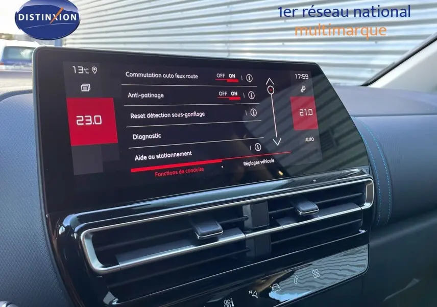 Vue rapprochée de l'écran tactile et des aérateurs du tableau de bord du Citroën C5 Aircross noir Perla Metal 2025.