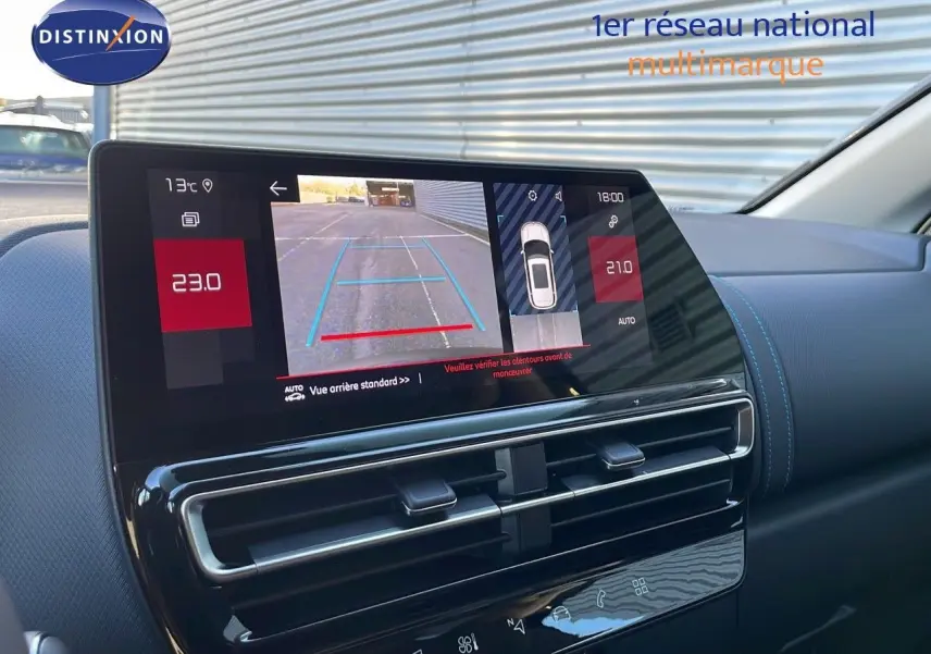 Vue rapprochée de l'écran central affichant la caméra de recul du Citroën C5 Aircross noir Perla Metal 2025.