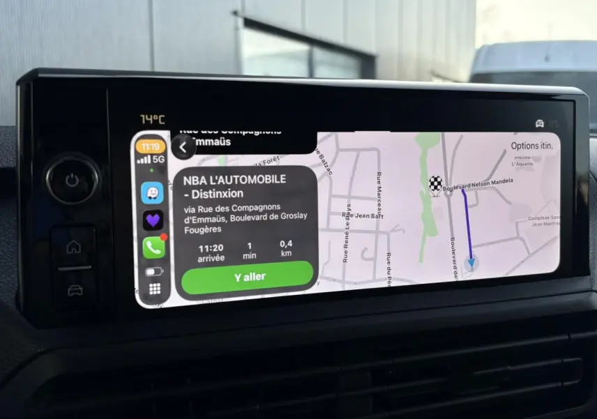 Écran tactile central du tableau de bord du Citroën Jumpy 2025 affichant une navigation GPS avec interface connectée.
