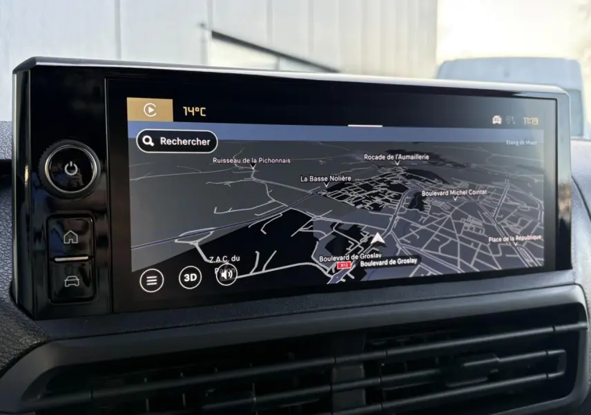 Écran tactile central du tableau de bord du Citroën Jumpy gris, affichant une carte de navigation en mode 3D.