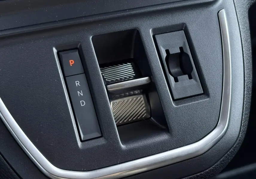Gros plan sur la commande de boîte automatique noire avec sélecteur de vitesses P, R, N, D dans un Citroën Jumpy gris Titane.