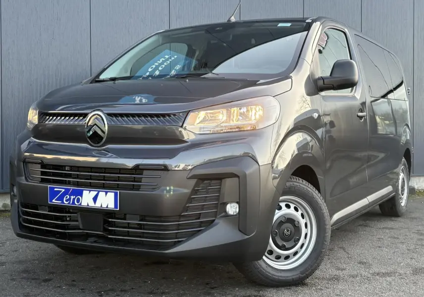 Vue 3/4 avant droit du Citroën Jumpy gris titane avec calandre noire et jantes acier simples.