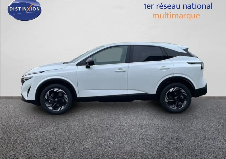 Vue latérale droite d'un Nissan Qashqai blanc nacré 2025 avec jantes noires et toit contrasté noir.