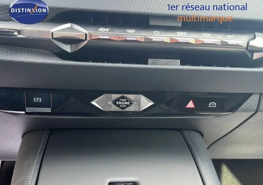 Gros plan sur la console centrale du DS4 2024, montrant le bouton start/stop et les commandes de sécurité en finition noire.