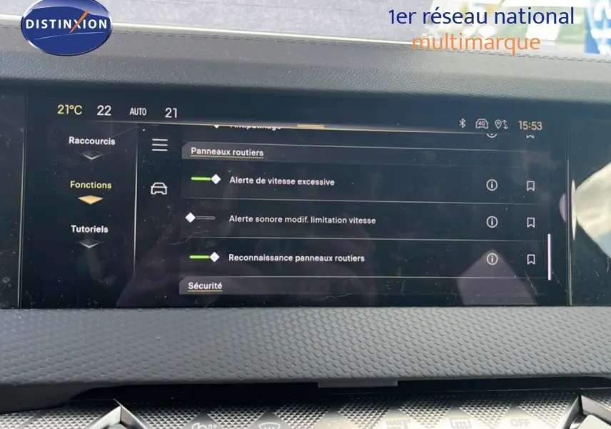 Écran tactile central du DS4 2024 montrant les réglages d’alerte vitesse et reconnaissance panneaux routiers.