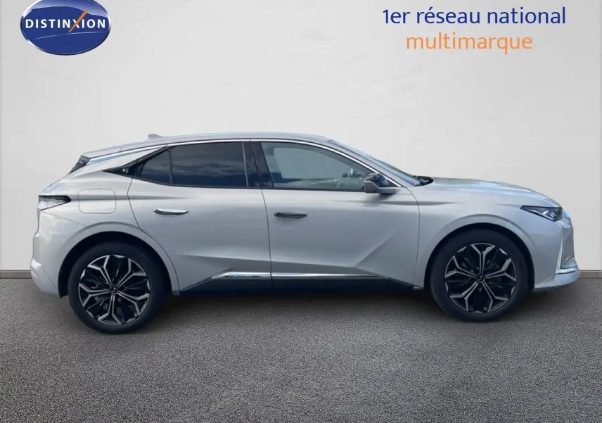 Vue latérale droite d'une DS4 2024 couleur Cristal Pearl Nacré avec jantes noires bicolores et lignes sculptées élégantes.