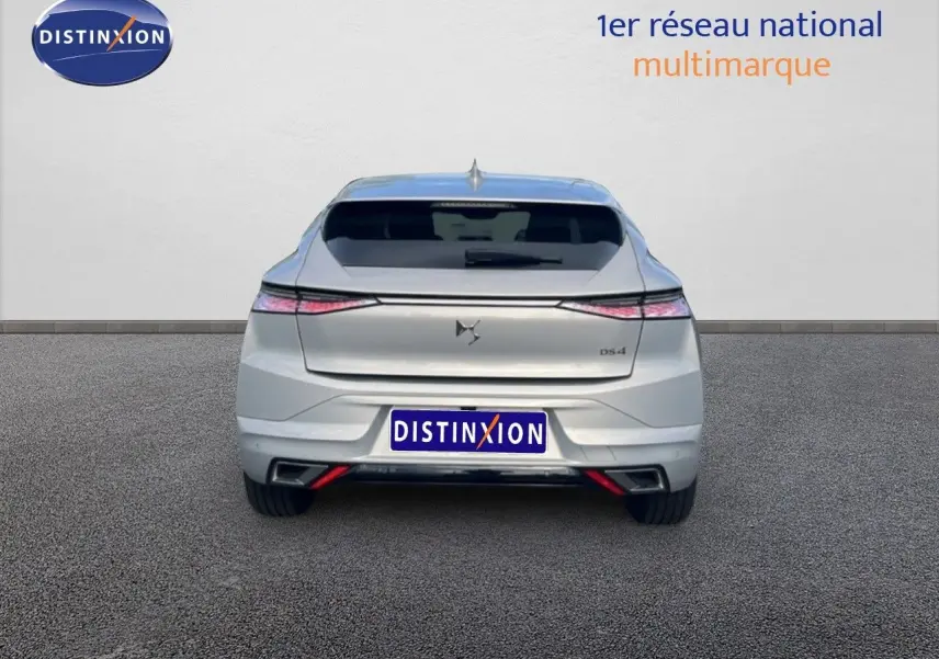 Vue arrière d'une DS4 2024 couleur Cristal Pearl Nacré avec feux LED effilés et double sortie d'échappement intégrée.