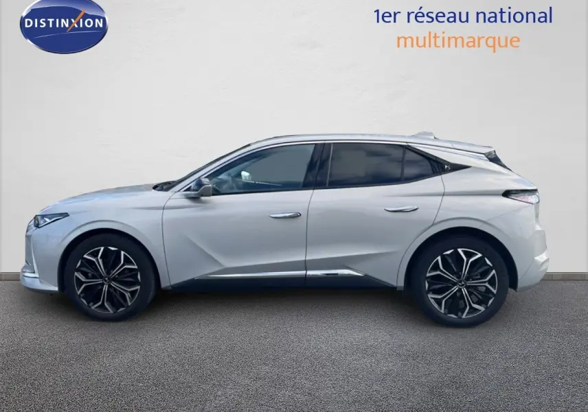 Vue latérale droite du DS4 2024 en blanc nacré Cristal Pearl, avec jantes noires bicolores et lignes sculptées distinctives.