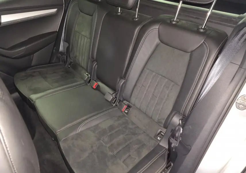 Vue intérieure côté droit des sièges arrière en cuir noir et alcantara du Skoda Karoq 2023 Business.