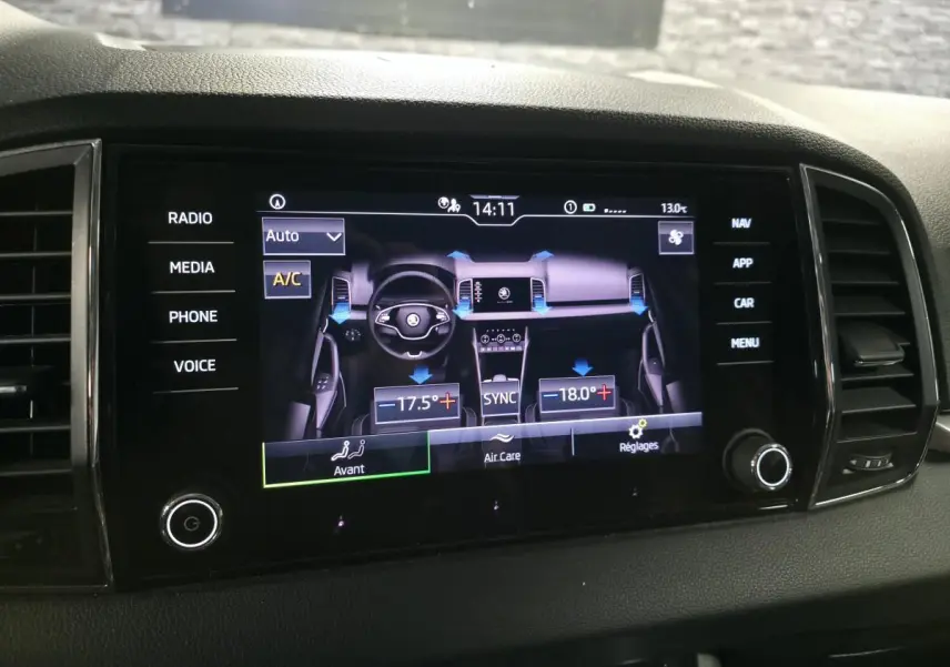 Écran tactile central du tableau de bord du Skoda Karoq 2023 affichant la climatisation bi-zone.