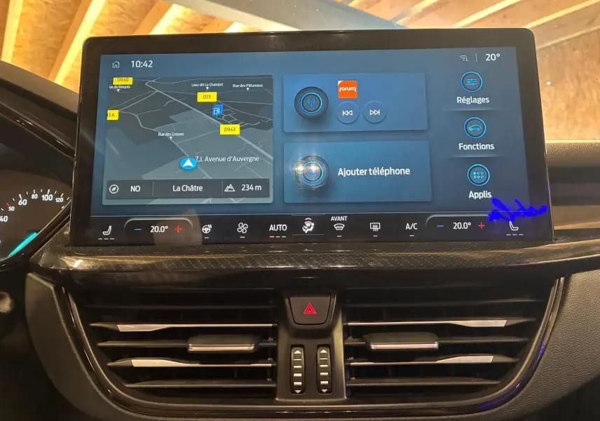 Vue rapprochée de l'écran tactile central et des commandes de climatisation de la Ford Focus 2024, finition ST Line.