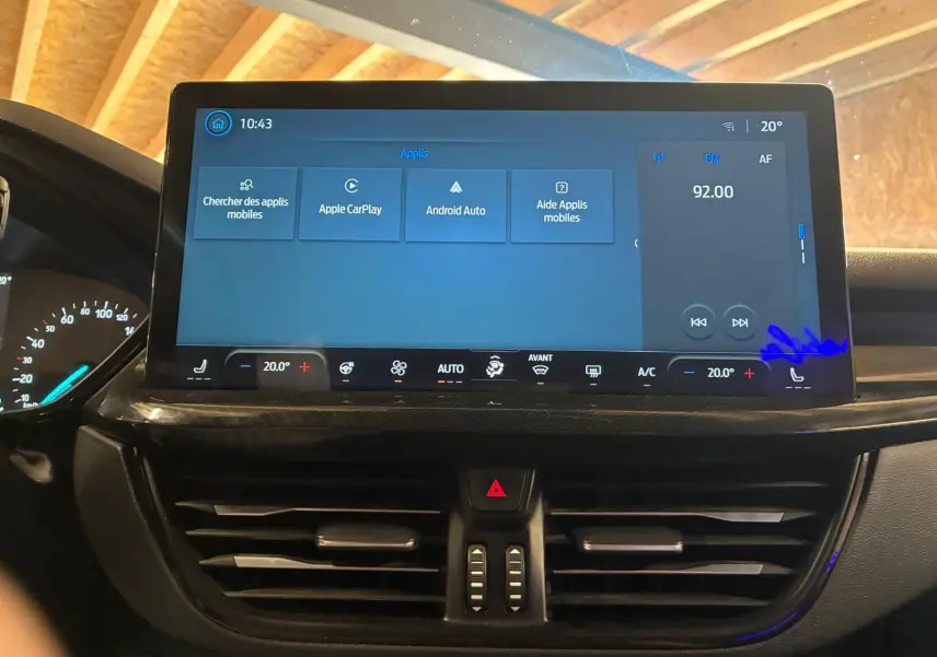 Vue rapprochée de l’écran tactile central de la Ford Focus 2024 bleu, affichant les options Apple CarPlay et Android Auto.