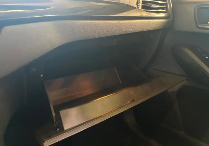Vue intérieure côté passager de la boîte à gants ouverte sur la Ford Focus 2024 avec tableau de bord noir.