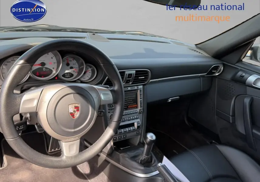 Intérieur de la Porsche 911 (997) Carrera S 2008, vue côté conducteur sur le volant, tableau de bord et levier de vitesse manuel.
