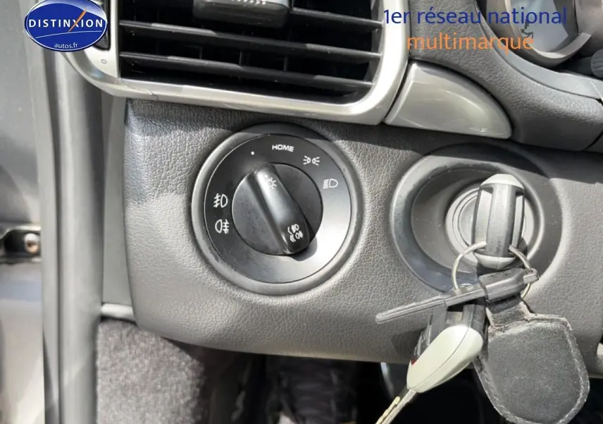 Gros plan sur le tableau de bord gris de la Porsche 911 (997) Carrera S avec clé insérée dans le contacteur.