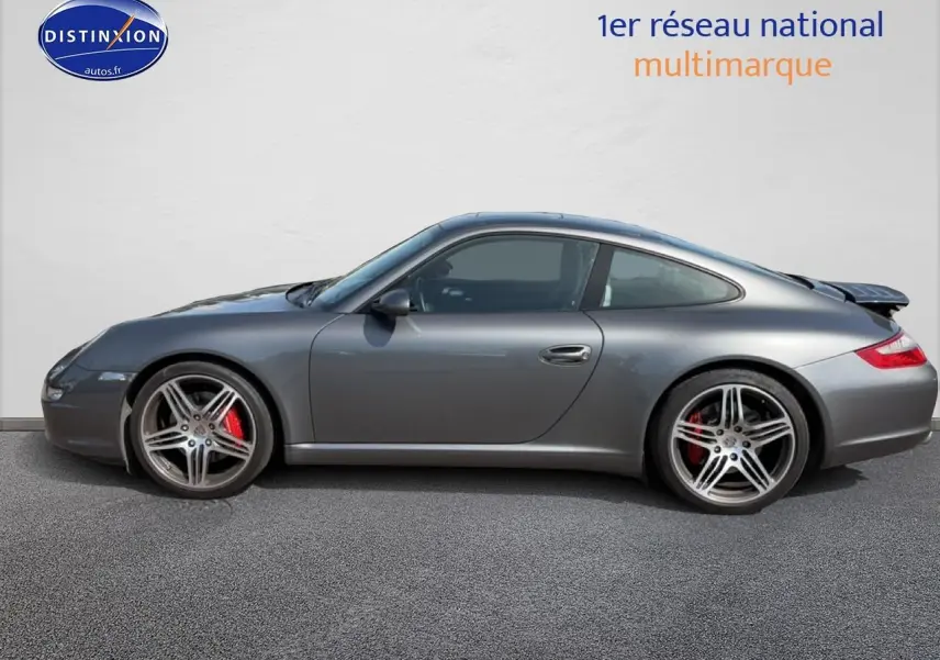 Profil droit d'une Porsche 911 (997) Carrera S gris métallisé avec jantes alu et étriers de frein rouges.
