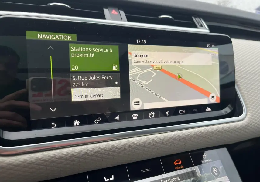 Écran tactile de navigation et commandes du tableau de bord du Range Rover Velar gris Ammonite, vue intérieure rapprochée.