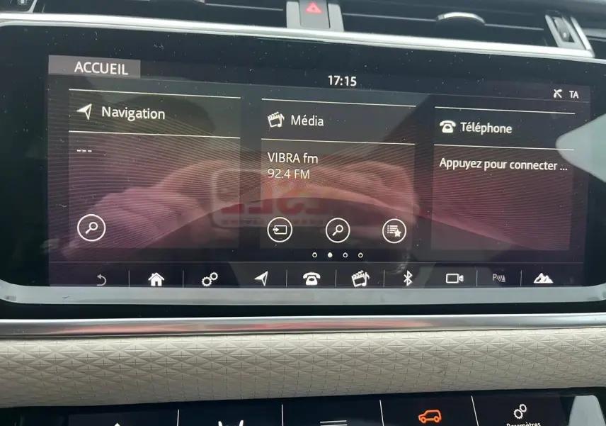 Écran tactile central du Range Rover Velar 2017 affichant navigation, média et téléphone, avec finition intérieure grise.