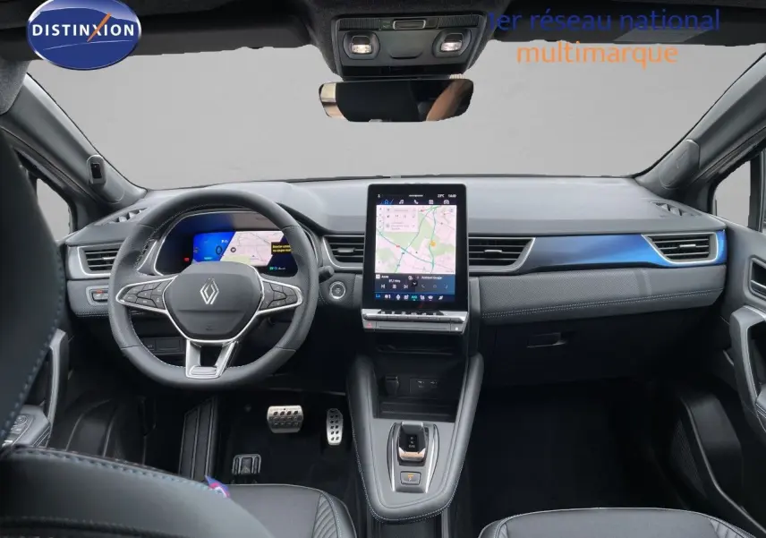 Vue intérieure frontale du tableau de bord du Renault Symbioz gris cassiopée, avec écran tactile vertical et volant multifonction.