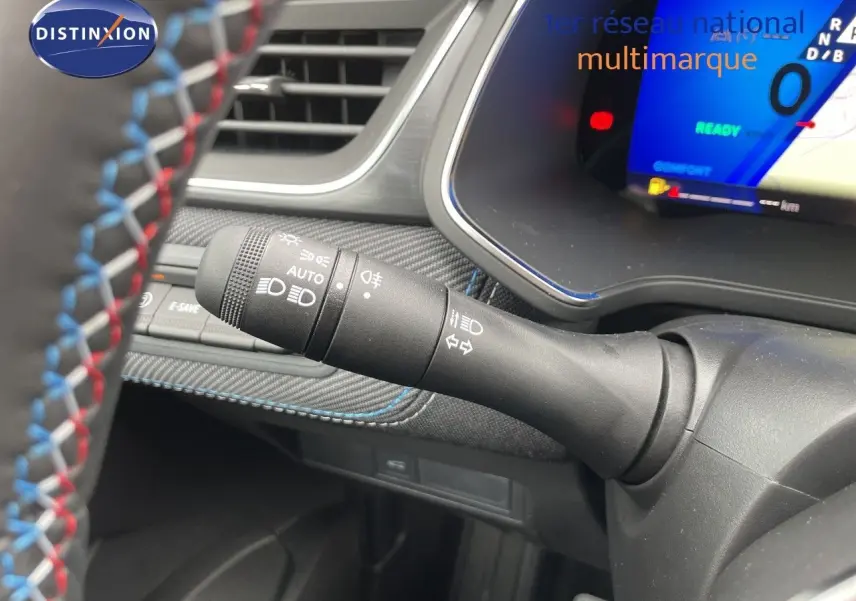 Gros plan sur la manette de clignotants et phares du tableau de bord gris cassiopée métal du Renault Symbioz 2026.