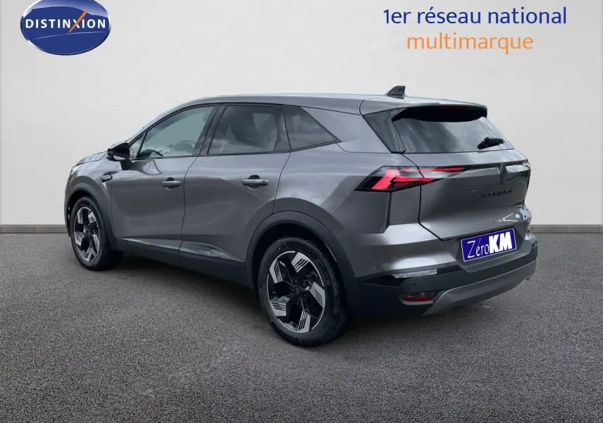 Renault Symbioz gris cassiopée métal, vue 3/4 arrière droit, avec feux arrière LED et jantes noires distinctives.