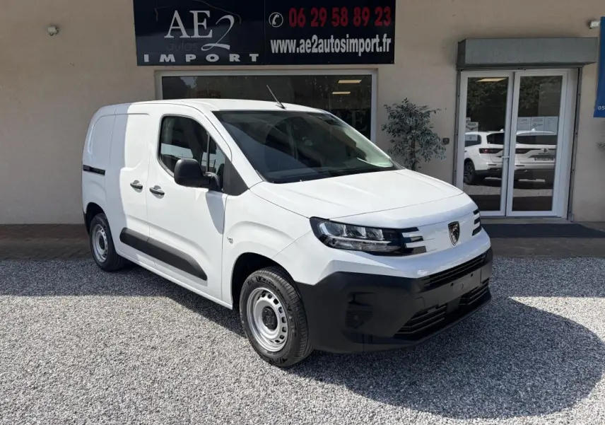 Peugeot Partner blanc en vue 3/4 avant droit, fourgon utilitaire avec pare-chocs noirs et jantes acier simples.